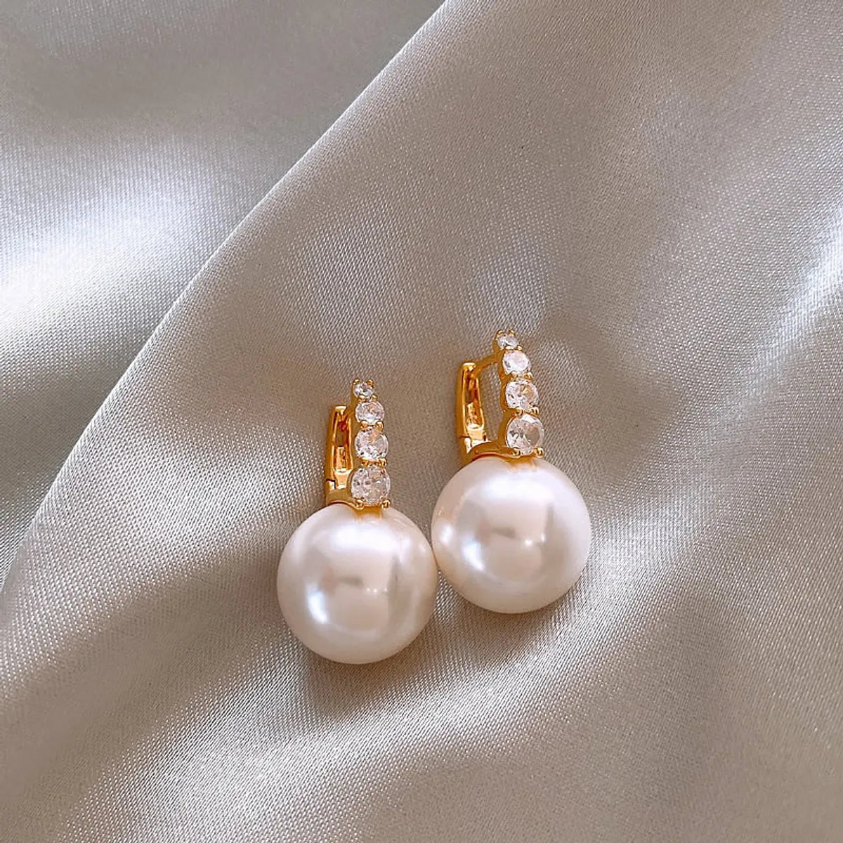 17# Ear Clip White Pearl